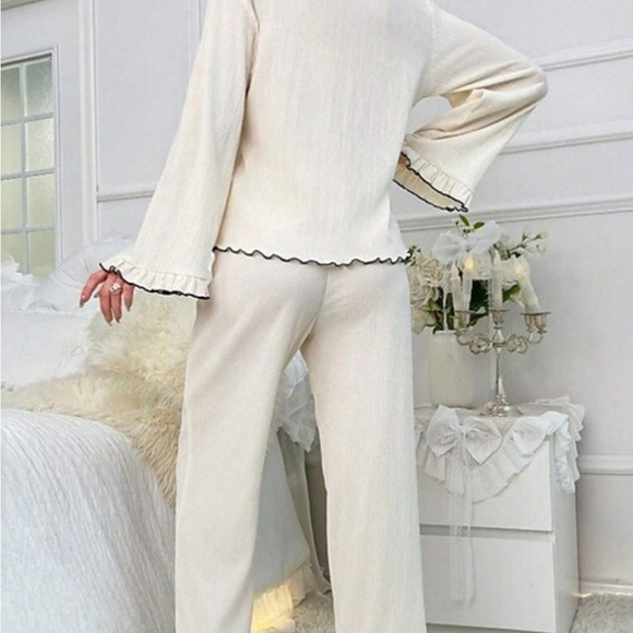 Elegant Cream Lounge Set with Black Trim - Picture 2 of 3